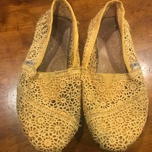 Yellow lace Toms
